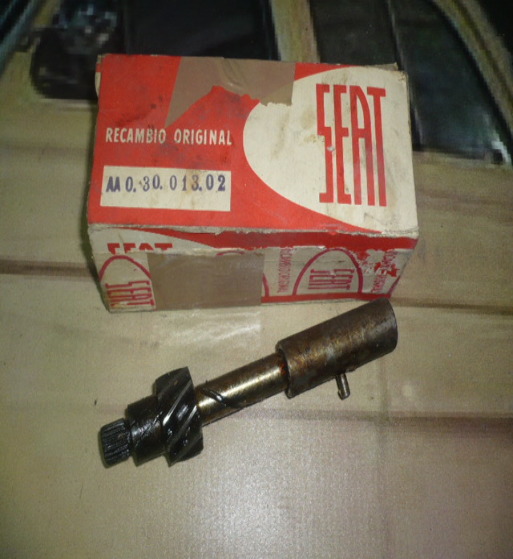 EJE PIÑON BOMBA ACEITE Y DELCO SEAT 1400