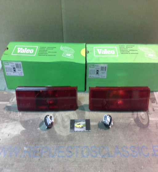 IRE449 JUEGO PILOTOS ANTINIEBLA PORTON RENAULT 11 1ª FASE ->86 VALEO  083603/083604 CON PORTALAMPARAS