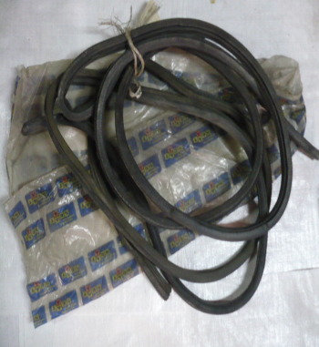 JUEGO GOMAS CONTORNO PUERTA SEAT FURA ORIGINALES SEAT. 2 UNIDADE