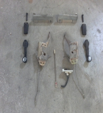 DS31 CONJUNTO VARIOS ACCESORIOS CIERRE Y ELEVALUNAS PUERTAS SEAT 128 DE OCASION SIN LLAVES