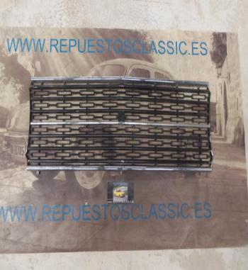 RJ74*4 P1 REJILLA SEAT 1430 PLASTICO NEGRA Y BORDES SUPERIOR E INFERIOR Y CENTRAL CROMADO